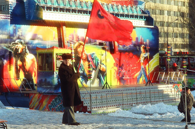 Militante com uma bandeira vermelha em Donetks em 2007. Foto de S8/Flickr.