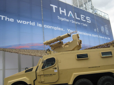 Publicidade da Thales, uma das grandes empresas de armamento europeia. Foto de  Campaign Against Arms Trade/Flickr. 