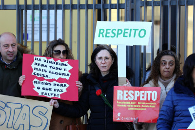 Professores de Campo Maior em luta à frente da sua escola. Foto de Nuno Veiga/Lusa.
