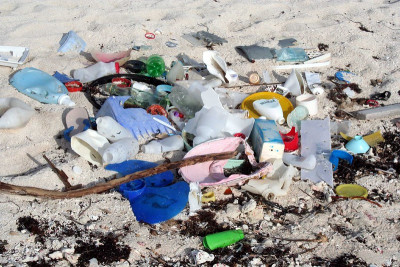 Lixo na praia. Foto de John Schneider/Flickr.