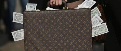 Mala de dinheiro. Foto publicada na página do ICRICT.