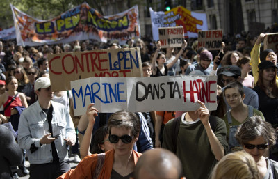 Este sábado, milhares de franceses protestaram contra a extrema-direita. Foto de IAN LANGSDON/EPA/Lusa.