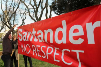 "Santander no respect" - faixa em protesto de trabalhadores do Santander, em janeiro de 2022 - Foto de Manuel de ALmeida/Lusa