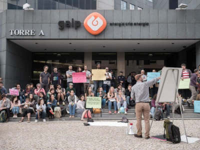 Ambientalistas em frente à sede da Galp. Foto da Climáximo.