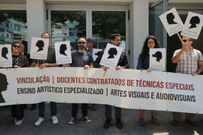 Professores e professoras de Técnicas Especiais das Escolas Artísticas António Arroio (Lisboa) e Soares dos Reis (Porto) protestaram contra a precariedade, Escola António Arroio, 25 de maio de 2022 – Foto de Manuel de Almeida/Lusa