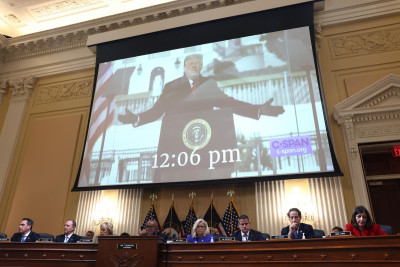 Imagens de Trump projetada na audiência aberta da Comissão de Investigação ao Assalto ao Capitólio. Foto de JIM LO SCALZO/EPA/Lusa.