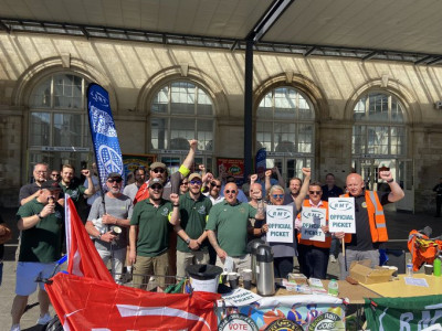 Piquete de greve dos ferroviários britânicos.