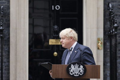 Boris Johnson após anunciar a demissão, à porta do nº 10 de Downing Street, 7 de julho de 2022 – Foto de Tolga Akmen/Epa/Lusa