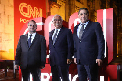 Mário Ferreira, António Costa e Rani Raad, presidente da CNN Comercial mundial, na inauguração da CNN Portugal. Foto de António Pedro Santos/Lusa.