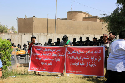 Manifestação em frente à embaixada turca em Bagdade contra o ataque deste país a uma estância turística na zona autónoma curda do Iraque. Foto de AHMED JALIL/EPA/Lusa.