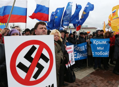 Símbolo anti-nazi em manifestação russa. Foto: Open Democracy.