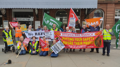 Piquete de greve dos ferroviários britânicos em Berwick com trabalhadores dos vários sindicatos.