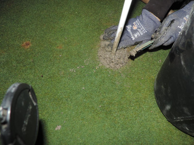 Buraco de golfe tapado com cimento como forma de protesto contra a exceção concedida aos campos de golfe no que diz respeito às restrições ao uso de água.