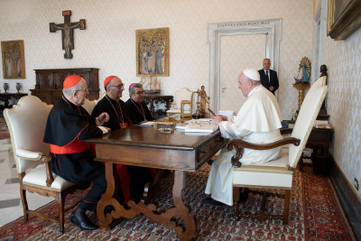 Juán Jose Omellas, presidente da Conferencia Episcopal Espanhola junto ao Papa Francisco | Foto de Conferencia Episcopal Espanhola - Facebook 