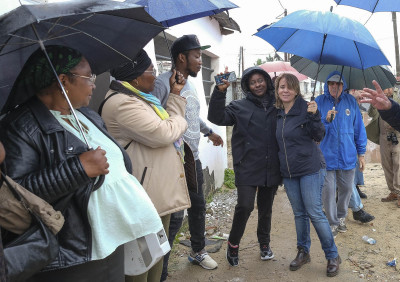 Catarina Martins no bairro do 2º Torrão. Foto de RUI MINDERICO/LUSA.
