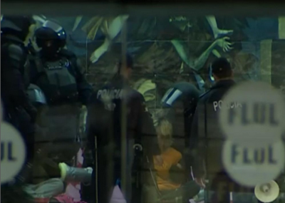 Imagem da ação policial na Faculdade de Letras de Lisboa. Fonte: Climáximo.