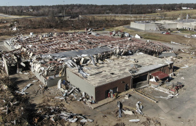 Mayfield Consumer Products, a fábrica de velas destruída pelo tornado. Foto de TANNEN MAURY/EPA/Lusa.