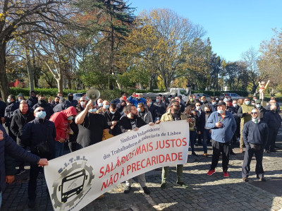 Os trabalhadores exigem o aumento do salário base do motorista para 750 euros e uma atualização, na mesma percentagem, para os demais trabalhadores. Os patrões propõem um aumento de 10 euros.