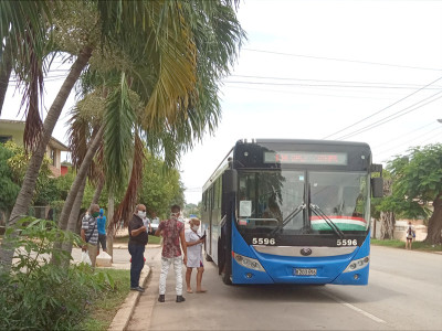 Autocarro das carreiras urbanas suspensas adstrito a carreira específica para recolher o pessoal da saúde junto a um dos Centros de Saúde.