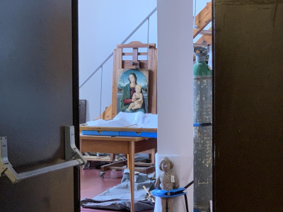 Pormenor do atelier de restauro do Museu Nacional de Arte Antiga, concebido para uma equipa de doze pessoas onde hoje trabalham apenas duas. Foto de Tiago Ivo Cruz.