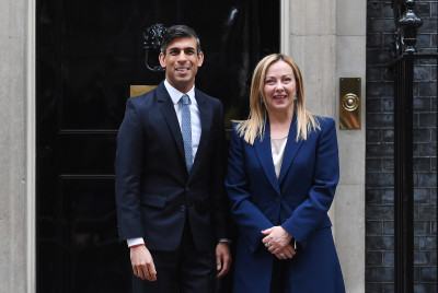 A primeira-ministra italiana, Giorgia Meloni, e o chefe do executivo britânico,Rishi Sunak, num encontro em Londres.