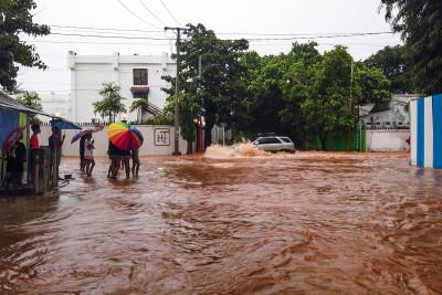 Danos nas ruas de Dili, capital de Timor-Leste, 4 de abril de 2021 – Foto de Manuel Pestana/Lusa