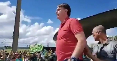 Bolsonaro discursa em manifestação que pediu intervenção militar diante do Quartel-General do Exército. Foto de reprodução de vídeo.
