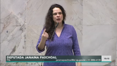 Janaína Paschoal: “Como um homem que está possivelmente infetado vai para o meio da multidão?”