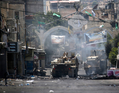 Tanques israelitas avançam pelas ruas de Jenin.