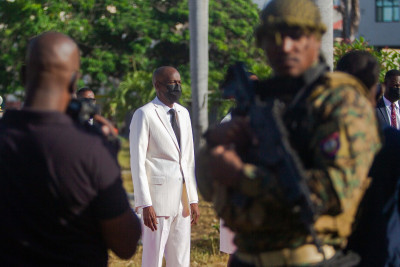 Jovenel Moise, que foi assassinado na madrugada de 7 de julho, aqui na cerimónia do Dia da Bandeira em Port-au-Prince, 18 de maio de 2021 – Foto de Jean Marc Herve Abelard/Epa/Lusa