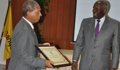 O general Kopelipa e o presidente José Eduardo dos Santos na atribuição de um diploma de mérito.