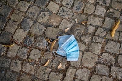 Máscara deitada no chão. Foto de Pedro Gomes Almeida.