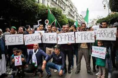 "Esta geração jamais fará marcha atrás": cartaz de manifestação. Foto de Les plus belles photos et vidéos de hirak algérien