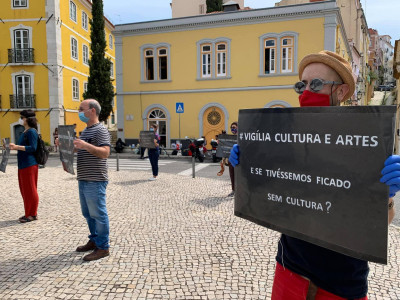 Profissionais da cultura empunha cartazes em protesto