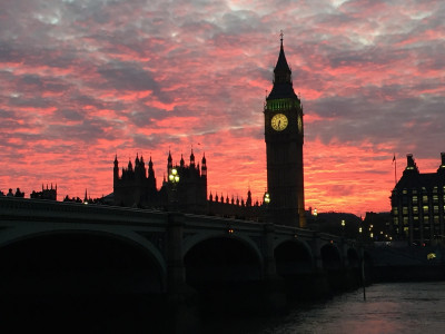Westminster ao entardecer. Foto: Fatoota/Pixabay.