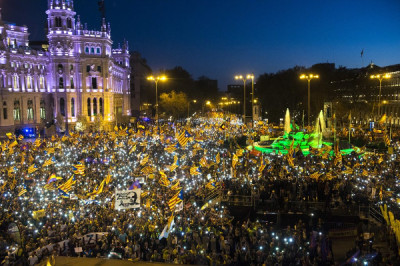 Como pano de fundo dos desafios em Espanha estão a irrupção da extrema-direita, o desafio independentista catalão e as consequências da crise económica e social do início da década – Manifestação catalã em Madrid, 16 de março de 2019 