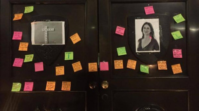 Também em Londres, em frente à Embaixada de Malta, esta segunda-feira à noite, juntaram-se dezenas de pessoas em vígilia por Daphne Caruana Galizia. 