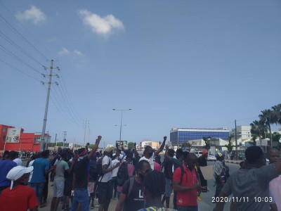 Manifestação em Luanda, que foi violentamente reprimida pela polícia do regime de João Lourenço - Foto que ativistas angolanos publicaram no facebook