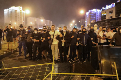 Manifestantes há algumas semanas em Minsk, Bielorrússia. 