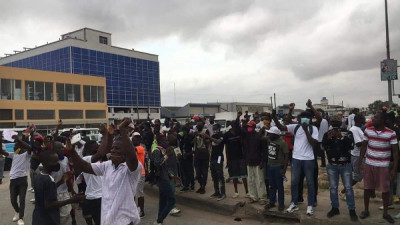 Manifestação reprimida violentamente pela polícia - Foto de facebook dos amigos do Bloco Democrático de Angola