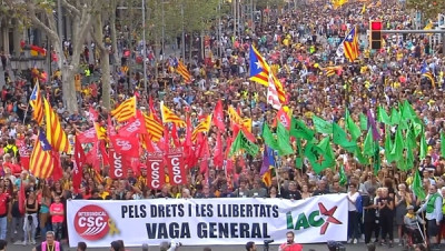 Manifestação em Barcelona juntou mais de meio milhão de pessoas, Na frente do desfile, uma faixa "Pelos direitos e pelas liberdades" das centrais sindicais que convocaram a greve geral