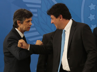 Teich (à esquerda) entra, Mandetta sai. Foto de Marcelo Casal Jr. - Agência Brasil