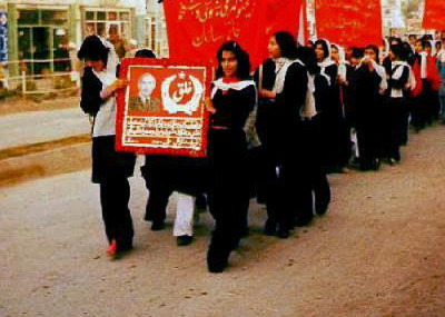 Manifestação em apoio do PDPA, foto tirada por  Nur Muhammad Taraki, primeiro presidente do Afeganistão depois da Revolução Saur, disponível em https://amte.wordpress.com