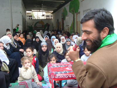 Mushir al-Mashri, dirigente de topo do Hamas, em acção de campanha eleitoral numa escola do campo de refugiados de Jabalya, na Faixa de Gaza. Janeiro de 2006. Foto: jmr 