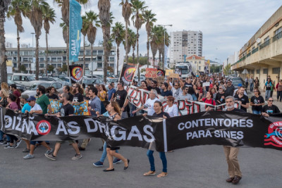 "Diz Não às Dragas" faixa da manifestação realizada em Setúbal a 13 de outubro de 2018 - Foto de Fernando Pinho