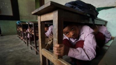 Estudantes na aldeia de Matatirtha, no Nepal, realizam uma simulação de terramoto.