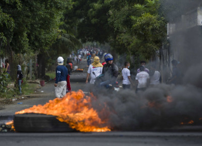 Protestos em Manágua, capital da Nicarágua, neste sábado, 21 de abril de 2018 – Foto de Jorge Torres/EPA/Lusa