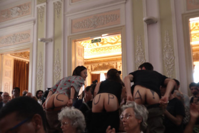 Três estudantes da Greve Climática Estudantil Lisboa mostraram o rabo com as palavras “ocupa” durante a cerimónia de abertura do 50º aniversário do PS.