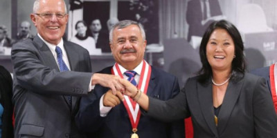 Atual presidente peruano, Pedro Pablo Kuczynski, à esquerda, e Keiko Fujimori, à direita. Ao centro, Francisco Távara Córdova, ex-presidente da entidade eleitoral (Jurado Nacional de Elecciones - JNE)