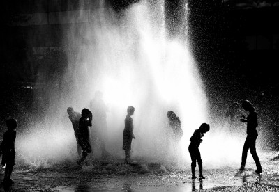 Miudos a brincar numa fonte em Portland, EUA.